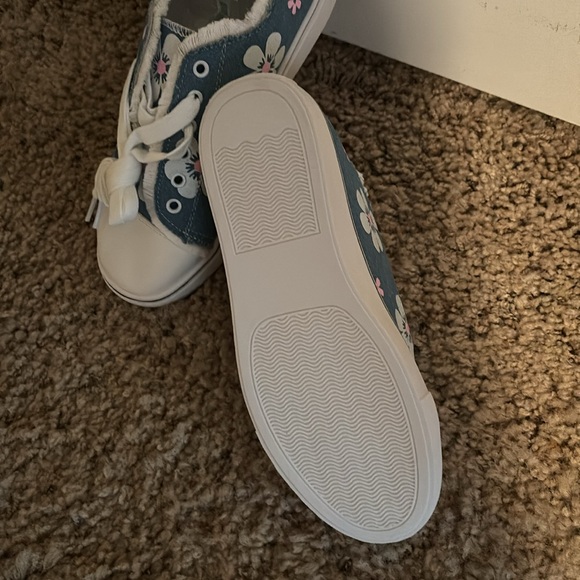 Super cute Daisy sneakers! - Picture 2 of 4